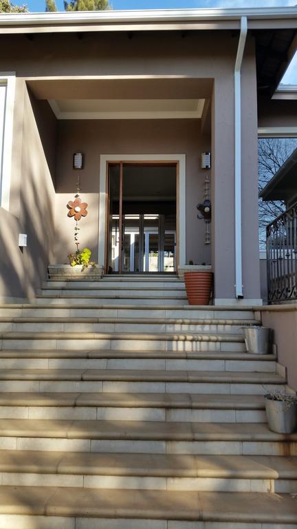 6 On Acacia Bed & Breakfast Johannesburg Ngoại thất bức ảnh